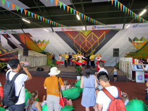 Concierto del colectivo bailador de Fuerza Aérea y Cósmica en la Casa de Amistad.
