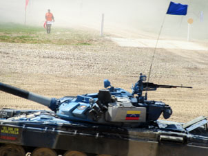 El tanque ante nosotros al pasar su primer círculo.