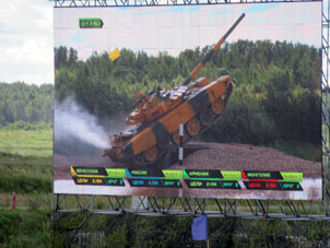 En la pantalla, el tanque pasa el escarpe y sigue ser líder de la carrera.