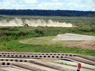 El tanque amarillo corre su cuarto círculo con la segunda tripulación.