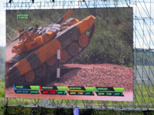 En la pantalla, el tanque amarillo pasa escarpe.