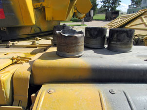 Aquí son vaina de proyectiles deformados en el automático de carga. Por trancarse allí, la torre con el cañón no podía girarse y los tripulantes tenían que manualmente sacar la vaina y corregir la situación cada vez después de cada disparo, por eso la segunda tripulación impactó solo un vlanco de los tres y el tirador de la tercera impactó los dos. Y la punería de ambos los tiradores no fue fácil y rápida.