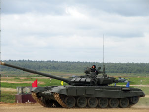 En la ceremonia de inauguración del Biatlón, eran desfiles de tanques de varios modelos y años de fabricación.