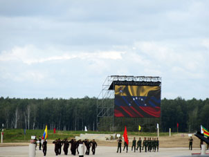 Desfiles de los equipos participantes. En la foto, delegación de Venezuela y de Vietnam.