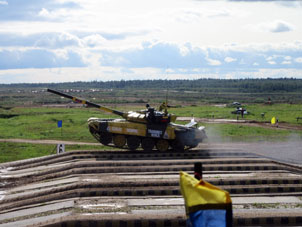 El tanque pasa el puente.