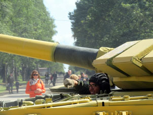 Luis Cardoso maneja su tanque al hangar.
