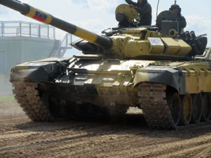 Luis Cardoso maneja su tanque al hangar.