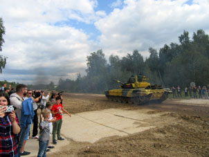 Retorno del tanque al hangar.
