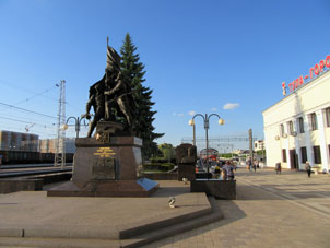 Monumento a los Defensores de la Patría en la Segunda Guerra Mundial en la estación ferrocarril de Tula.