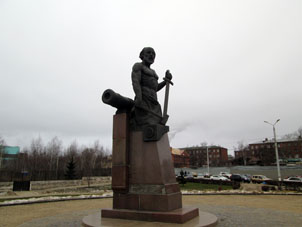 Monumento al Herrero Armamentista frente el recinto nuevo del Museo.