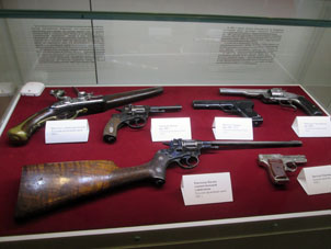Pistolas y revólveres.