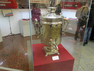 Samovar dedicado al aniversario de 275 años de la Fábrica de las Armas de Tula.