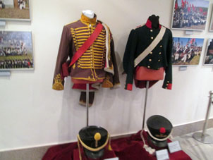 Uniforme de húsar e infante del siglo XIX.