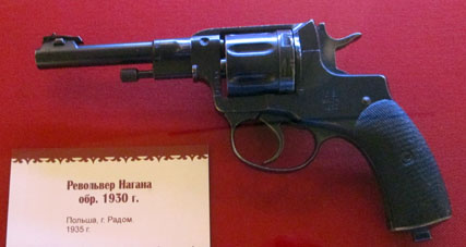 Revólver del sistema de Nagant de 1930 hecho en Plonia en el año 1935.