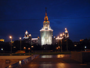 Universidad en la noche.