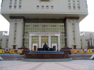Momunento del conde Shuválov frente de la biblioteca de la Universidad. (El conde Shuválov junto con M. Lomonósov era promotor principal para organizar la Universidad de Moscú).