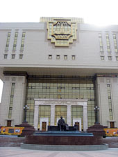 Momunento del conde Shuválov frente de la biblioteca de la Universidad. (El conde Shuválov junto con M. Lomonósov era promotor principal para organizar la Universidad de Moscú).