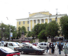 Edificio antiguo de la Universidad en la avenida Okhotny ryad.