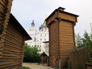 La torre y valla muestran fortificación de madera.