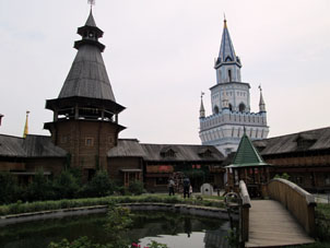 Estanque en el patio del kremlin de Vernisazh.