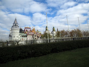 Vista al Kremlin de Vernisazh desde el complejo hotelero "Izmáylovo".