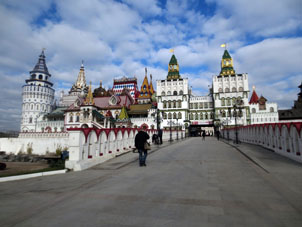 Entrada en el Kremlin de Vernisazh desde el complejo hotelero "Izmáylovo".