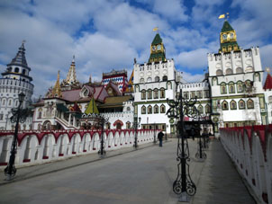 Entrada en el Kremlin de Vernisazh desde el complejo hotelero "Izmáylovo".