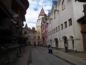 Este patio me recuerda el Kremlin de Rostov.