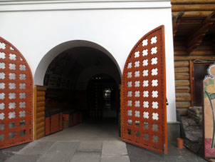 Paso del Kremlin de Vernisazh al mercado de antigüedades y las otras cosas pequeñas.