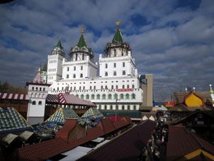 Hileras comerciales del mercado y castillo del Kremlin de Vernisazh.
