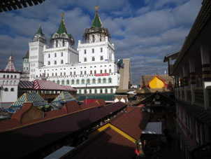 Hileras comerciales del mercado y castillo del Kremlin de Vernisazh.