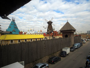 Muralla de madera del Kremlin de Vernisazh.
