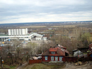 Vista a la estación ferrocarril, terminal de autobuese interurbanos y río Klyaz'ma.