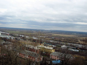 Vista al ferrocarril y río Klyaz'ma.
