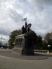 Monumento al príncipe Vladímir y santo Feofán.