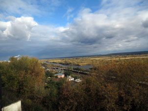 Vista al ferrocarril y río Klyaz'ma.