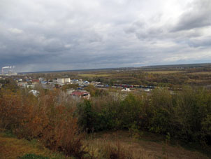 Vista al ferrocarril y río Klyaz'ma.