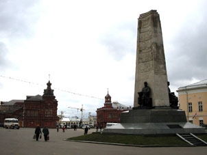 Monumento dedicado al aniversario 850 de la ciudad de Vladímir en la plaza Catedral (Sobórnaya).
