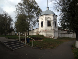 Inicialmente percibí al Monasterio masculino Navideño como Kremlin (alcázar) de Vladímir. Si efectivamente tiene fortaleza y en la época medieval jugaba papel de fortificación. Pues bién, mire a sus murallas.