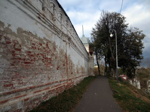 Inicialmente percibí al Monasterio masculino Navideño como Kremlin (alcázar) de Vladímir. Si efectivamente tiene fortaleza y en la época medieval jugaba papel de fortificación. Pues bién, mire a sus murallas.
