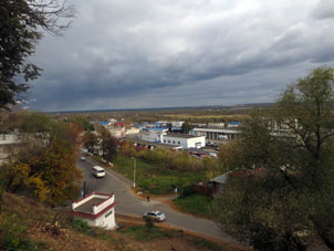 Vista a la estación ferrocarril, terminal de autobuese interurbanos y río Klyaz'ma.