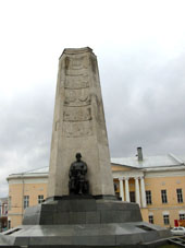 Monumento dedicado al aniversario 850 de la ciudad de Vladímir en la plaza Catedral (Sobórnaya).