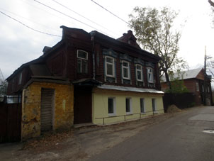 Casa de ladrillos por debajo y de madera por arriba.