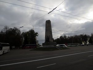Monumento dedicado al aniversario 850 de la ciudad de Vladímir en la plaza Catedral (Sobórnaya).