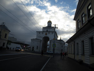 Portón Dorado era entrada principal en el Kremlin (alcázar) de Vladímir, por encima del cual fue edificada una iglesia. Ahora aquí se ubica una exposición del Museo-Reserva de Vladímir y de Súzdal.