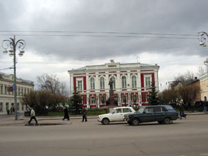 Monumento a V.I. Lenin ante el edificio del Banco.