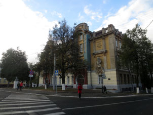 El edificio de la Escuela Real fue construido en el año 1908. Su fachada está adornada con retratos esculturales de D.I.Mendeléev y A.G.Stolétov (ambos nacidos en Vladímir).
