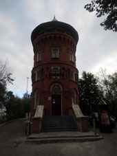 Edificio de la Torre de Presión de agua fue construido en el año 1860 y funcionaba en esta calidad hasta la mitad del siglo XX cuando modernizaron acueducto urbano. Actualmente aquí está el Museo de la Ciudad de Vladímir.