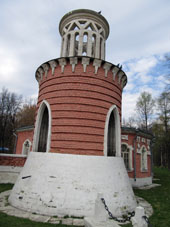 Portón de la finca antigua ya restaurado y reconocido como monumento histórico.