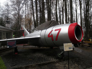 Avión de caza MiG-15 en la exposición al aire abierto en el Museo de Máquinas de Vadim Zadorozhny.